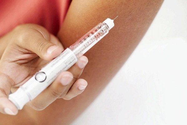 Девушка проводит лечение диабета 1 типа с помощью инсулина