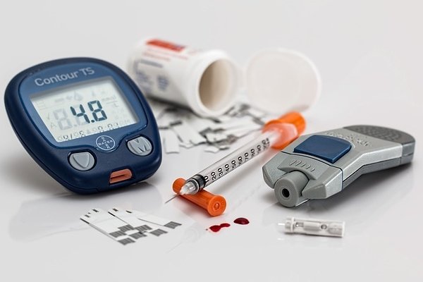 Шприц инсулиновый и глюкометр