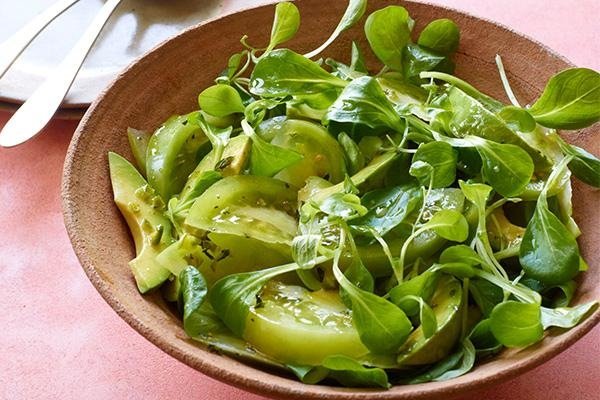 Салат с зелеными помидорами и салатом микс