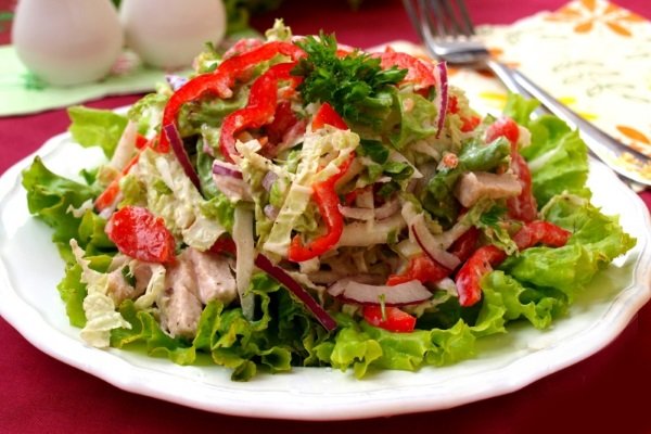 Салат с ветчиной, овощами и куркумой