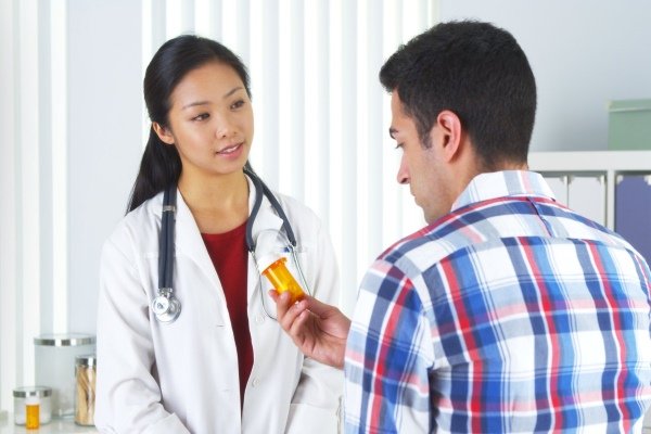 Доктор выписывает лекарства от диабета